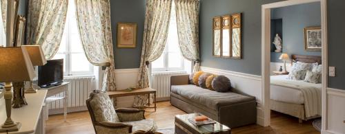 1 queen bed, 2 sofa beds