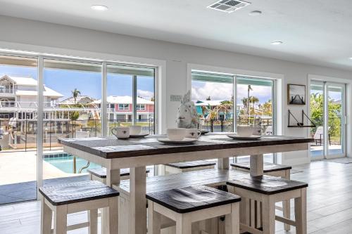 Good Vibes and Tan Lines! Private Beach with Heated Pool - Villa Good Times, Fort Myers Beach