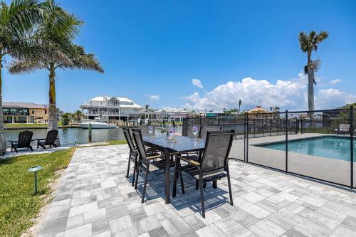 Good Vibes and Tan Lines! Private Beach with Heated Pool - Villa Good Times, Fort Myers Beach