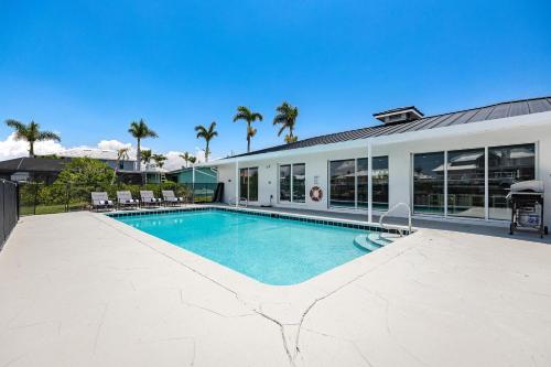 Good Vibes and Tan Lines! Private Beach with Heated Pool - Villa Good Times, Fort Myers Beach