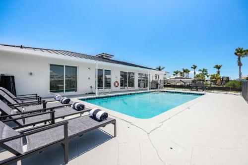 Good Vibes and Tan Lines! Private Beach with Heated Pool - Villa Good Times, Fort Myers Beach