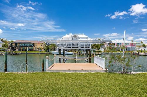 Good Vibes and Tan Lines! Private Beach with Heated Pool - Villa Good Times, Fort Myers Beach