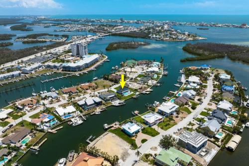 Good Vibes and Tan Lines! Private Beach with Heated Pool - Villa Good Times, Fort Myers Beach