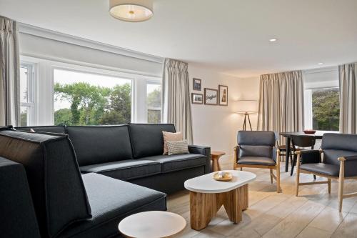 Greyfinch Chatham Inn - 로비