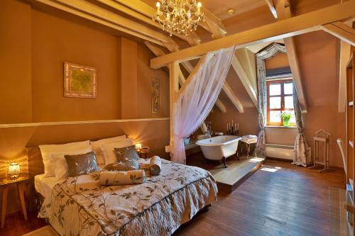 浴室, 卡爾施泰因浪漫酒店 (Romantic Hotel Mlyn Karlstejn) in 卡爾什特因