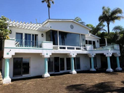 2 bed 1 bath luxury condo with kitchen in PB!