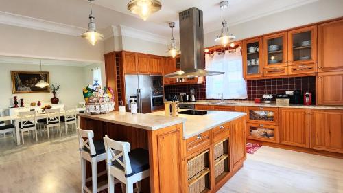 VILLA ALTUS near Ericeira with swimming pool, jacuzzi and 2 games room in เอนการ์นาเชา