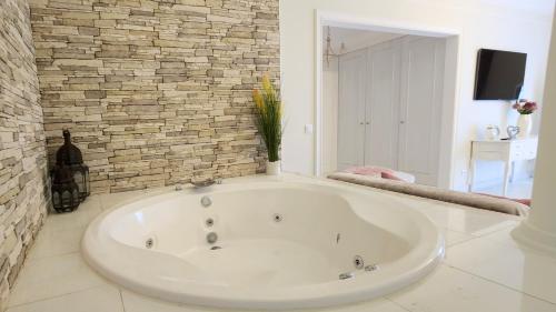 อ่างแช่น้ำร้อน, VILLA ALTUS near Ericeira with swimming pool, jacuzzi and 2 games room in เอนการ์นาเชา