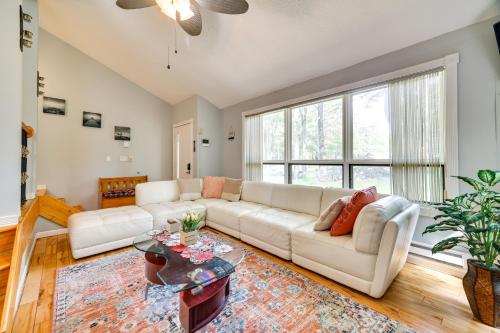 Tobyhanna Retreat with Deck, Pool and Lake Access! in Tobyhanna, USA