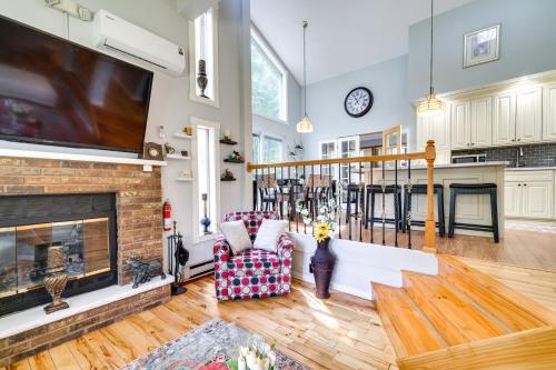 Tobyhanna Retreat with Deck, Pool and Lake Access! in Tobyhanna, USA