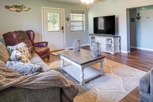 Cookson Vacation Rental with Spacious Yard and Porch! in 塔勒闊