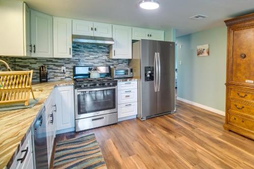 Cookson Vacation Rental with Spacious Yard and Porch! in 塔勒闊