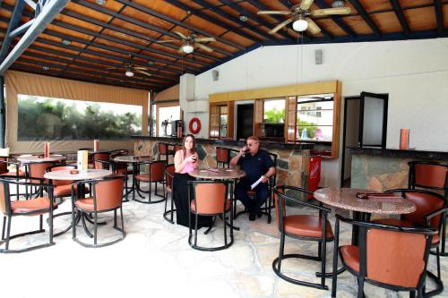 ผับ/เลาจน์, New York Plaza Hotel Apartments in ปาโฟส