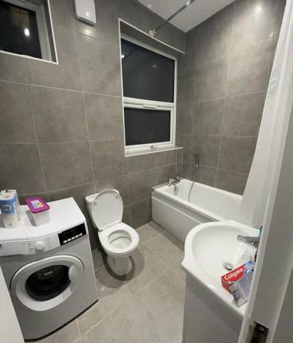 Ground Flr 3-bed flat near Norbury Station