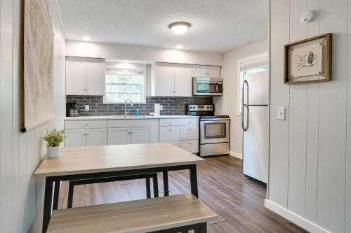 Schooner Creek Cabin with Fishing, Boating and More! in Kimberling City, USA