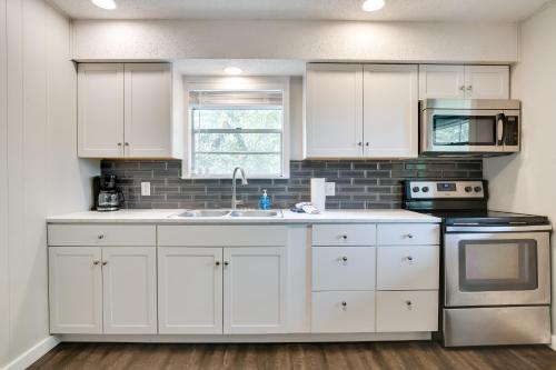 Schooner Creek Cabin with Fishing, Boating and More! in Kimberling City, USA