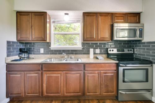 Tranquil Kimberling City Getaway with Community Pool in Kimberling City, USA