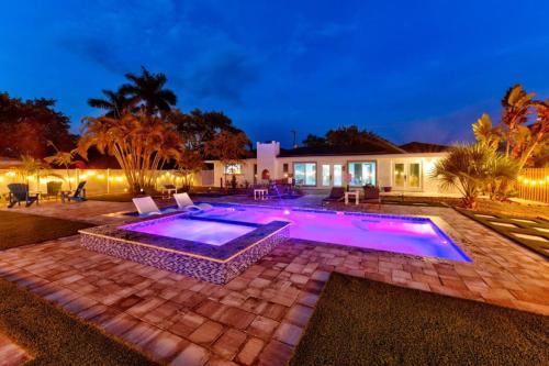 Sleeps 16 Tropical Pool House with Spa near Beach in Bradenton, USA