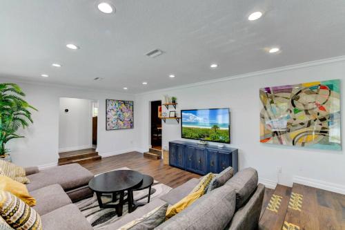 Sleeps 16 Tropical Pool House with Spa near Beach in Bradenton, USA