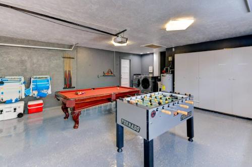 Sleeps 16 Tropical Pool House with Spa near Beach in Bradenton, USA