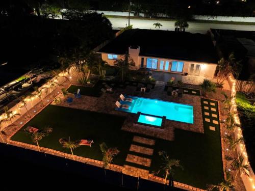 Sleeps 16 Tropical Pool House with Spa near Beach in Bradenton, USA