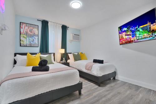 Vacay Spot Wynwood Deco 2 Kitchens Shower Massage jets, BBQ, Patio LED vibes, Prime LOC! 6 blocks away from Bars, Nite Clubs, Res, Shops in Miami, USA