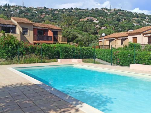 Studio avec piscine