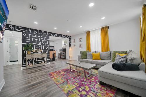 Vacay Spot Wynwood comfy Hub #1 2 BBQs Patio vibes, Prime LOC! 6 blocks away from Bars, Nite Clubs, Res, Shops in Miami, USA