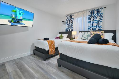 Vacay Spot Wynwood Jungle Fever Shower Massage jets, BBQ, Patio LED vibes, Prime LOC! 6 blocks away from Bars, Nite Clubs, Res, Shops in Miami, USA