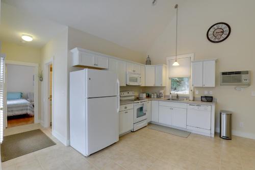 Inviting Summer Village Cottage Golf Cart and More! in Westford, USA
