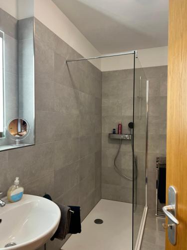 浴室, Sehr schöne Wohnung,komplett neu eingerichtet (Sehr schone Wohnung,komplett neu eingerichtet) in 林巴赫-奧伯弗羅納