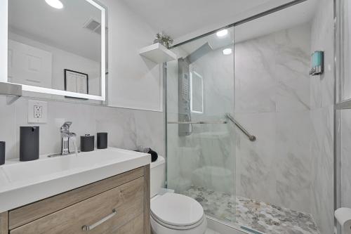 Vacay Spot Wynwood Deco 2 Kitchens Shower Massage jets, BBQ, Patio LED vibes, Prime LOC! 6 blocks away from Bars, Nite Clubs, Res, Shops in Miami, USA