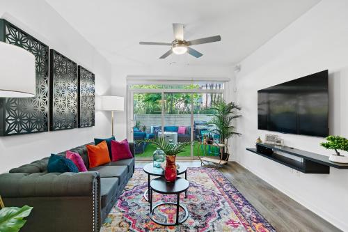 Fairfax District Chic City Oasis 2 BR Apt with Den 136, Los Ángeles (foto 4)