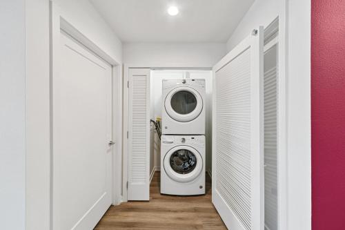 Fairfax District Chic City Oasis 2 BR Apt with Den 136, Los Ángeles (foto 10)