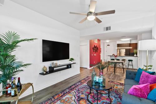 Fairfax District Chic City Oasis 2 BR Apt with Den 136, Los Ángeles (foto 11)