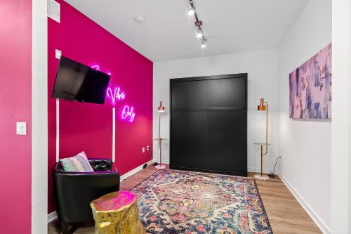 Fairfax District Chic City Oasis 2 BR Apt with Den 136, Los Ángeles (foto 8)
