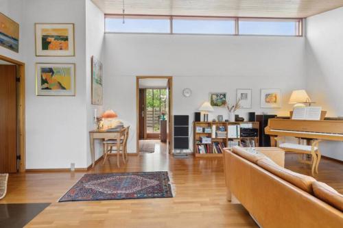  Arkitekttegnet byhus in Farum