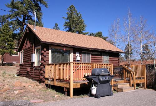 Lazy R Cottages- 3 Cabin