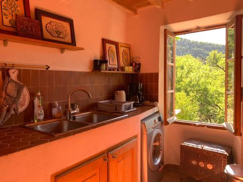 Kitchen, Mas ancien dans la nature, piscine privee, chauffe de mois d'avril in Montaulieu