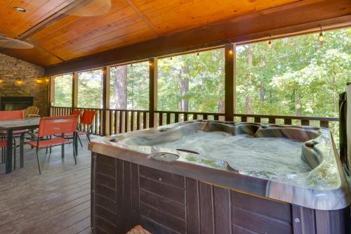 Broken Bow Escape w/ Hot Tub & Basketball Court!, Broken Bow