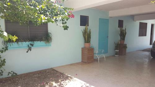 Bejárat, Ginger Mango Garden Apartment-Beach-5min Drive, 1 hr Montego Bay, 25 mins Ocho Rios, Continental Bre in Runaway Bay