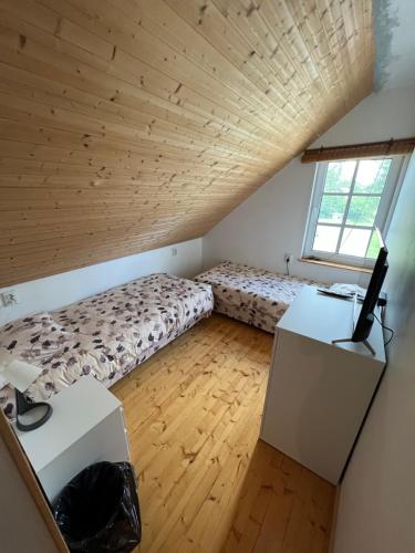 4 twin beds