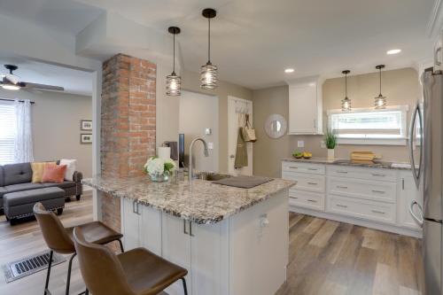 Welcoming Willoughby Home 1 Mi to Historic Dtwn in Willoughby, USA