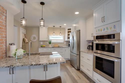 Welcoming Willoughby Home 1 Mi to Historic Dtwn in Willoughby, USA