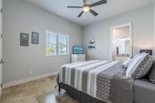 Custom Heated Pool Kayaks Bikes & Spectacular Views - Villa Lakeside Oasis - Roelens Vacations - image 2