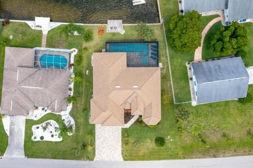 Custom Heated Pool Kayaks Bikes & Spectacular Views - Villa Lakeside Oasis - Roelens Vacations - main image