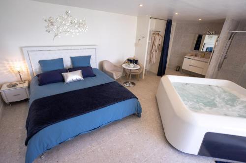 LES SUITES LOVE 1 SPA VUE MER PISCINe, Marseille (photo 11)
