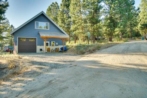 Cascade Cabin Hideaway with Views, half Mi to Lake