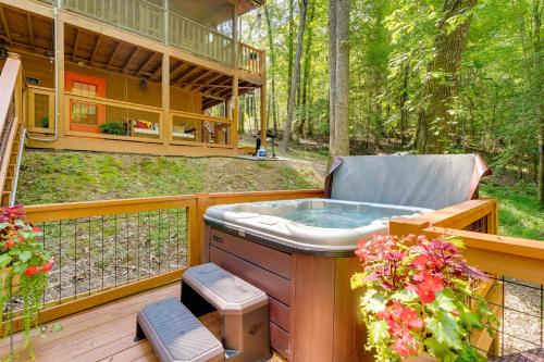 Secluded Murphy Vacation Rental w/ Private Hot Tub - Notla, NC