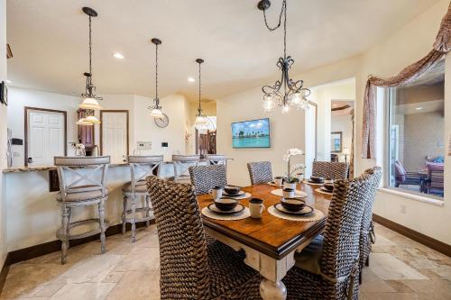 Heated Pool and Spa, Sleeps 16! - Villa Mangrove in Matlacha (FL)